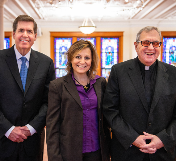 امرأة جالسة تمسك بقلم رصاص.