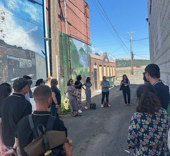 لافتة الحرم الجامعي تحمل شعار غوزاغا مع نص يقرأ: اكتشف هدفك