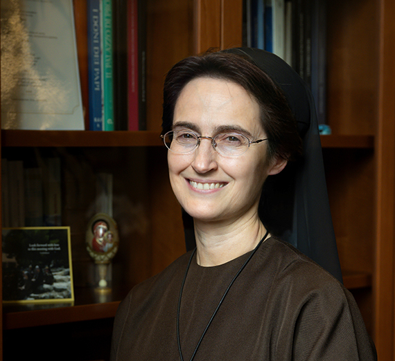 يستمتع المجلس بيوم مشمس في ساحة القديس بطرس.